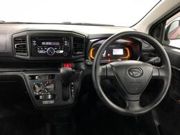 約10台の中古車を展示しております。4名のスタッフが元気良くお出迎えいたします。お気軽にご来店ください♪