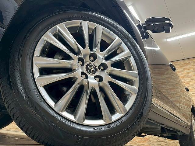 純正18インチアルミを装備！各種アルミホイール・タイヤカスタムもご相談下さい。