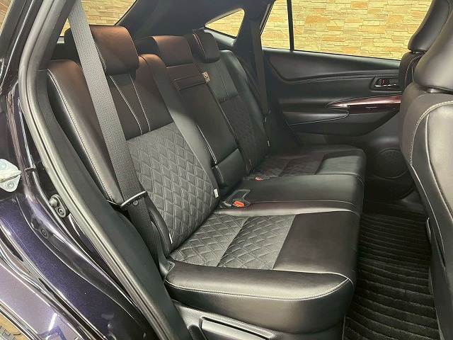 セカンドシートは大人二人が乗っても十分なスペースが確保されております。