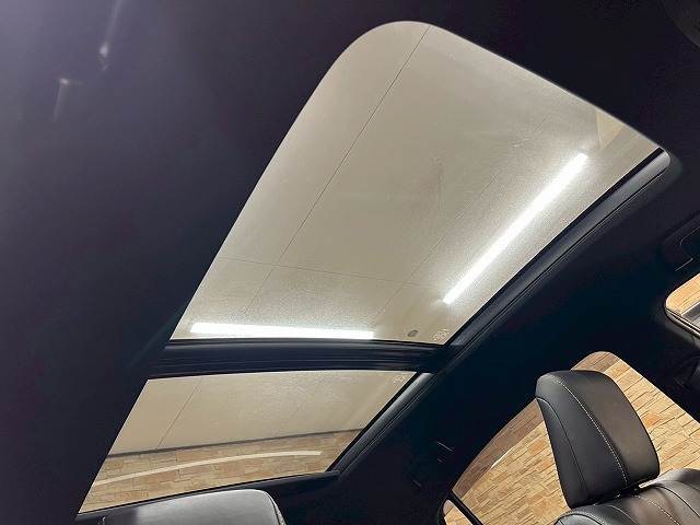 開放感のある人気アイテムの【サンルーフ】搭載。