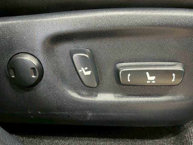 【メモリー付パワーシート】細やかな調整ができ、自分の好きな角度を記憶することもできます。体格を問わずベストポジションがとれ長距離ドライブも快適です。