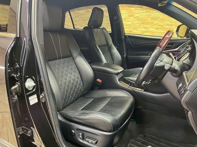 【ハーフレザーシート】ならではの高級感あふれる内装がこたわりのアイテム。見た目の高級感とより上質な座り心地をお楽しみください。