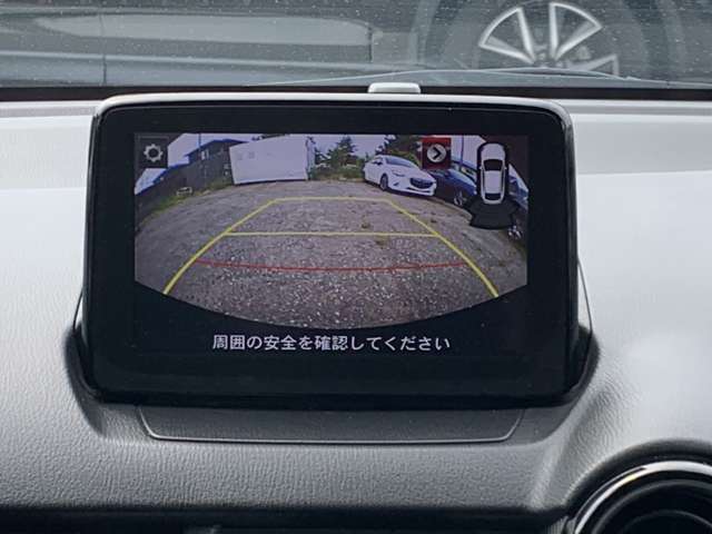 ご覧のように後方の死角をサポートしてくれるバックカメラ付きとなっております☆