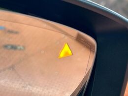 【ブラインドスポットモニタリング】走行中、ドアミラーの死角になりやすい箇所に後続車が接近するとサイドミラー付近に警告を表示、ドライバーに注意喚起をしてくれます。