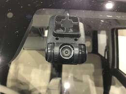 もしもの事故の際の記録はもちろん、旅行の際の思い出としてドライブの映像を楽しむことができます。