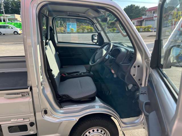 運転席はくつろぎのプライベート空間！ 車内をクリーニングしてお待ちしております！