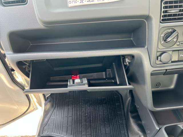 グローブボックスです！車内の収納力もある車です！