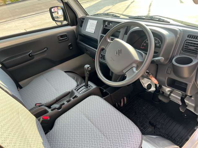 運転席はくつろぎのプライベート空間！ 車内をクリーニングしてお待ちしております！