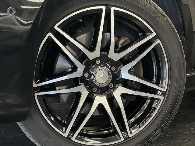 【屋内展示場完備】雨が降っても風が吹いても、暑くても寒くてもゆっくりお車をご覧いただけます⇒