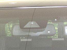 【トヨタセーフティセンス】走行中に前方の車両等を認識し、衝突しそうな時は警報とブレーキで衝突回避と被害軽減をアシスト。より安全にドライブをお楽しみいただけます。