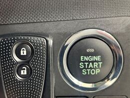 【キーフリーシステム】カバンやポケットに入れたままでもドアの施錠・解錠が可能なスマートキーを装備。エンジンのオン・オフ時もカギを取り出す必要が無いからとっても便利です♪