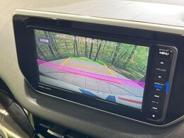 【バックカメラ】駐車時に後方がリアルタイム映像で確認できます。大型商業施設や立体駐車場での駐車時や、夜間のバック時に大活躍！運転スキルに関わらず、今や必須となった装備のひとつです！