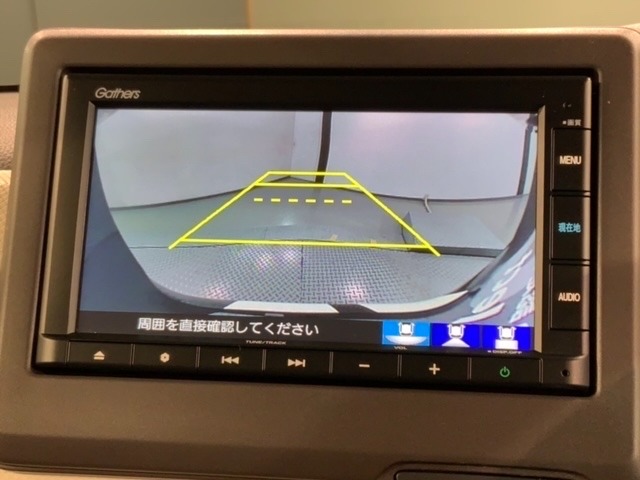 リバースギアに入れるだけで後方の表示へ切り替わります。夜間や雨の日の駐車も楽になりますよ。