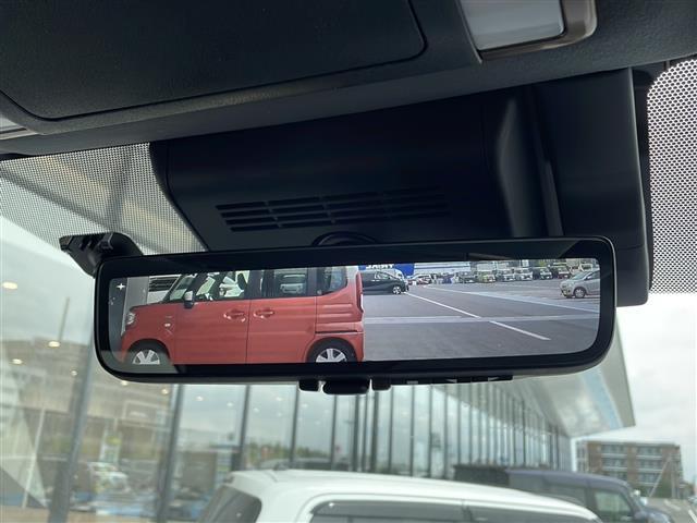 【デジタルインナーミラー（トヨタ）】車両後方カメラの映像をルームミラーに映すことが出来ます。 そのため、後席に人や荷物があって後方が見えづらい場合でもしっかり視界を確保することが出来ます。