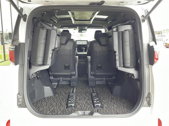 【シートアレンジ】乗せる人数、荷物によってシートアレンジは自由自在です！軽い力でシートを動かせます。開口部は低く、重い荷物もラクに積み下ろしできます。