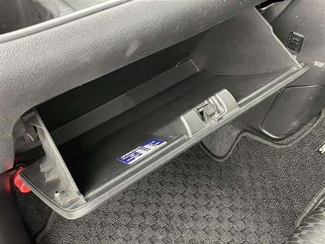 【グローブボックス】車検証ケースや、日頃使う小物類の収納に便利ですね！
