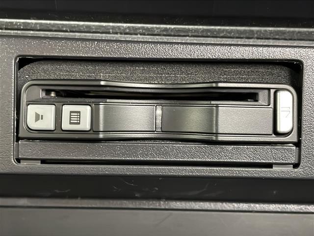 【ETC】有料道路を利用する際に料金所で停止することなく通過できる、ETC車載器（ノンストップ自動料金収受システム機器）が装備されています。セットアップを行うことで利用可能になります。