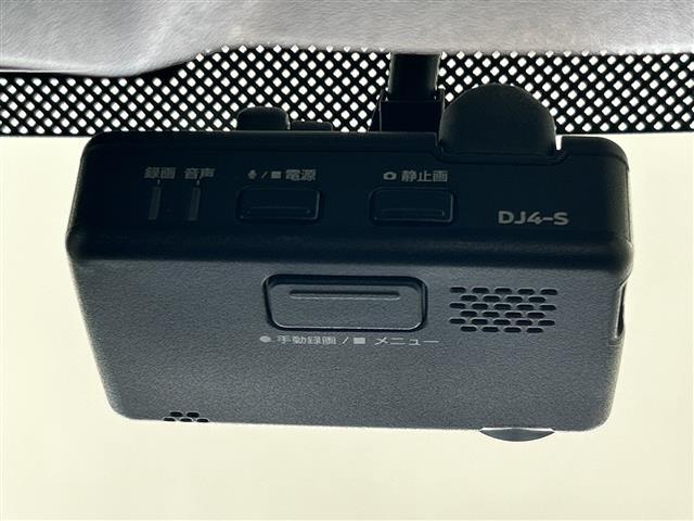 【ETC】有料道路を利用する際に料金所で停止することなく通過できる、ETC車載器（ノンストップ自動料金収受システム機器）が装備されています。セットアップを行うことで利用可能になります。