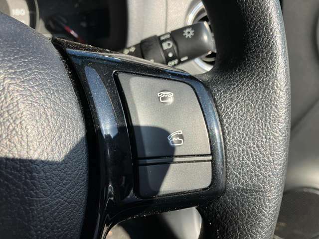 運転中でも手を離さずに通話の操作ができる『ハンズフリースイッチ』機能があります！