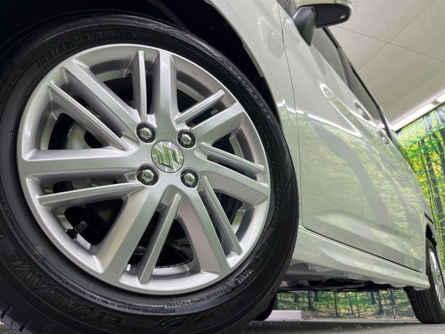 インテリアに合わせたデザインのステアリングは、運転される方のことも考え、運転しやすい形状、大きさです。是非一度、実際に触ってお確かめください。