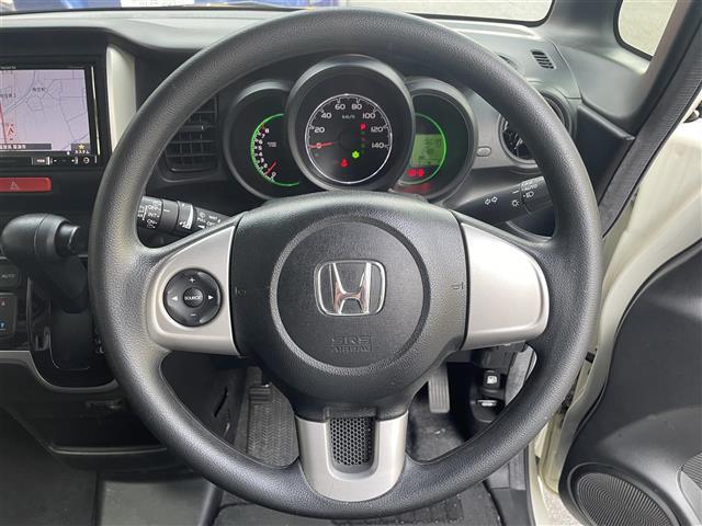 【ステアリング】軽い力で扱いやすいハンドルです。目立つ傷やスレなどなく綺麗な状態です！除菌プランいれていただくとさらに快適に！清潔なお車はお子様にも安心ですね！