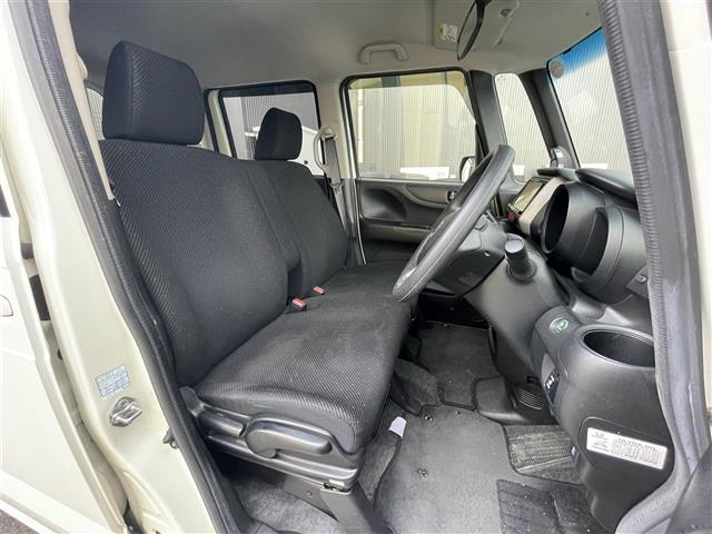 【運転席】座り心地が良いシートなので長時間の運転でも快適にお過ごしいただけます。新品のフロアマットのご注文も可能です。掲載箇所以外にご希望の写真がございましたらお気軽にお問い合わせ下さい。