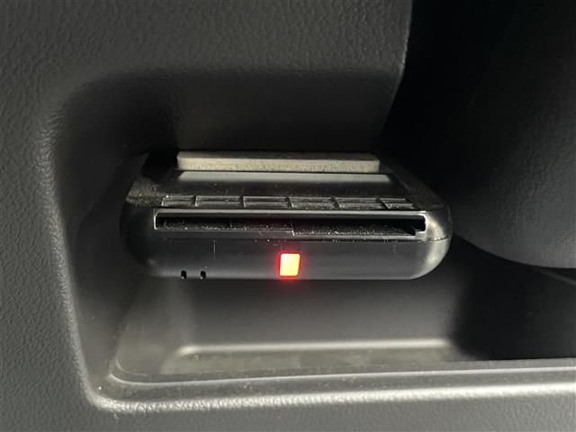 【ETC】有料道路を利用する際に料金所で停止することなく通過できる、ETC車載器（ノンストップ自動料金収受システム機器）が装備されています。セットアップを行うことで利用可能になります。