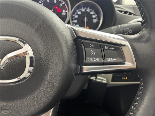 【ステアリング】軽い力で扱いやすいハンドルです。目立つ傷やスレなどなく綺麗な状態です！除菌プランいれていただくとさらに快適に！清潔なお車はお子様にも安心ですね！