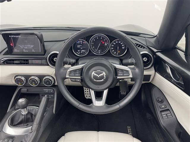 【ステアリング】軽い力で扱いやすいハンドルです。目立つ傷やスレなどなく綺麗な状態です！除菌プランいれていただくとさらに快適に！清潔なお車はお子様にも安心ですね！