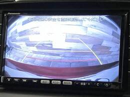 【カラーバックモニター】を装備しております。リアの映像がカラーで映し出されますので日々の駐車も安心安全です。