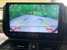 【バックカメラ】駐車時に後方がリアルタイム映像で確認できます。大型商業施設や立体駐車場での駐車時や、夜間のバック時に大活躍！運転スキルに関わらず、今や必須となった装備のひとつです！