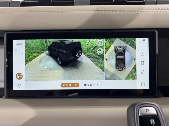 サラウンドカメラ（360°カメラ）　車載のカメラを駆使し、車を真上から見下ろしている映像に変換、センターディスプレイに表示させ、安全な駐車をサポート。縦列駐車や狭い場所への駐車に大きく役立ちます。