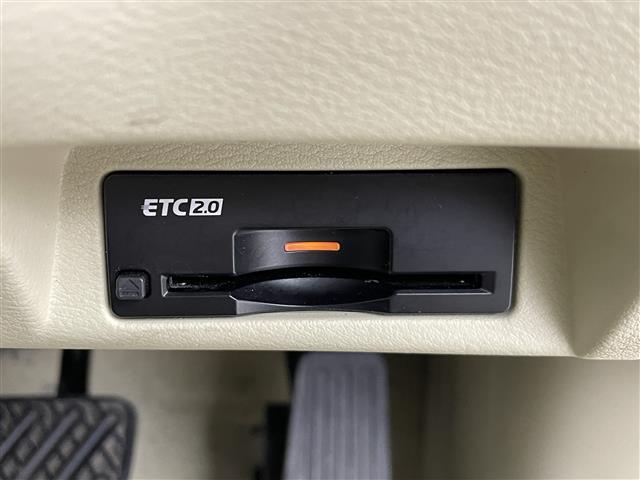 【ETC2.0（DSRC）】ETCカードを挿入すれば料金所はノンストップで通過できます。ETC限定の割引や、高速道路の情報提供サービスを利用できます。