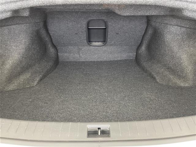 【トランク】積み込みやすくて、たっぷり積める荷室です。シートアレンジできるものは、乗車人数と荷物の量や大きさによってシートを動かすことができるので、より快適なドライブが可能です！