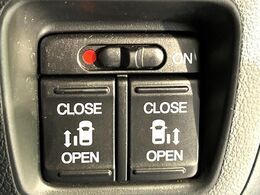 【両側パワースライドドア】スマートキーや運転席のスイッチで後席両側スライドドアの開閉が可能♪電動だから力を入れてドアを開ける必要が無く、小さなお子様でも簡単に開け閉めでき快適です♪