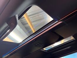 【ガラスルーフ】ガラスルーフ搭載で車内の解放感が一気にアップ！開放的なドライブをお楽しみいただけます。
