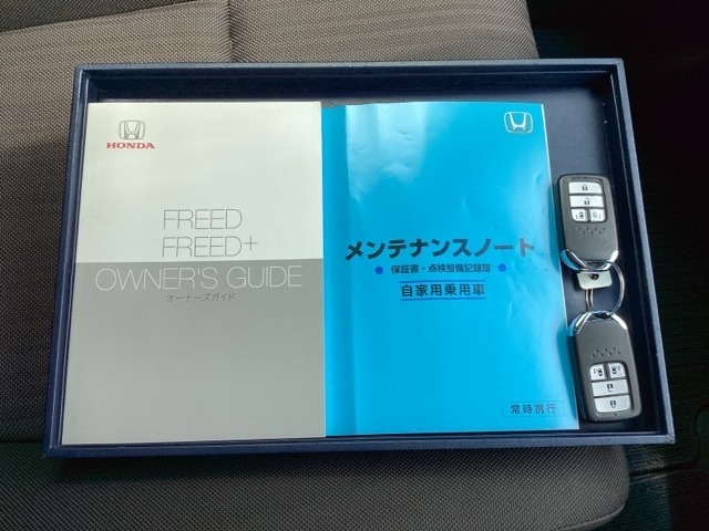 メンテナンスノート【点検整備記録簿・保証書】、取説も揃ってます。スマートキーはバッグなどにしまったままボタン操作でエンジンの始動・停止ができて大変便利です。