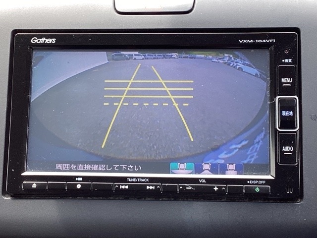 ガイド線表示機能付きのバックカメラで、バックでの車庫入れも安心です。