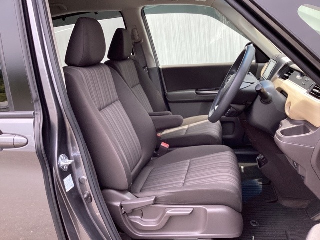 フロントは広々セパレートシート、運転席は、高さを調整できるハイトアジャスター付きです。
