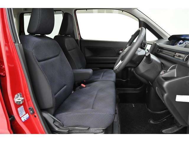 運転席/助手席です。　足元が広く、運転席側が狭い駐車場でも助手席側から乗り降りしやすいベンチシートです。