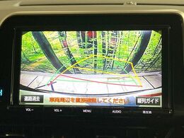 【バックカメラ】駐車時に後方がリアルタイム映像で確認できます。大型商業施設や立体駐車場での駐車時や、夜間のバック時に大活躍！運転スキルに関わらず、今や必須となった装備のひとつです！