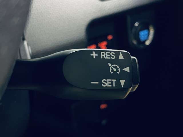 「クルーズコントロール」　アクセルを踏まなくても設定した速度で自動的に走行するのでドライバーの負担を軽減します♪