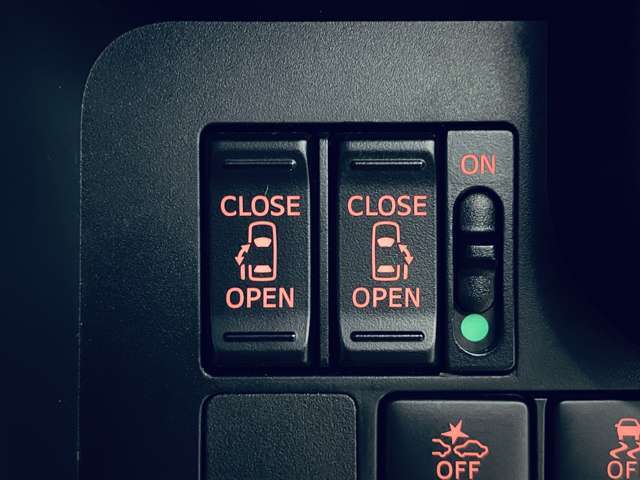 「両側パワースライドドア」　左右どちらもパワースライドドア装備♪誰でも簡単に開閉が出来ます！