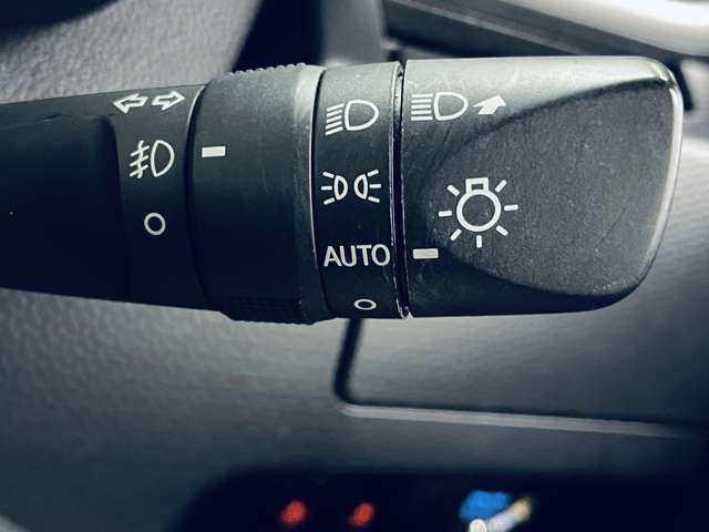 「オートライト」　暗くなると自動でライトが点灯し、安全運転を手助け！