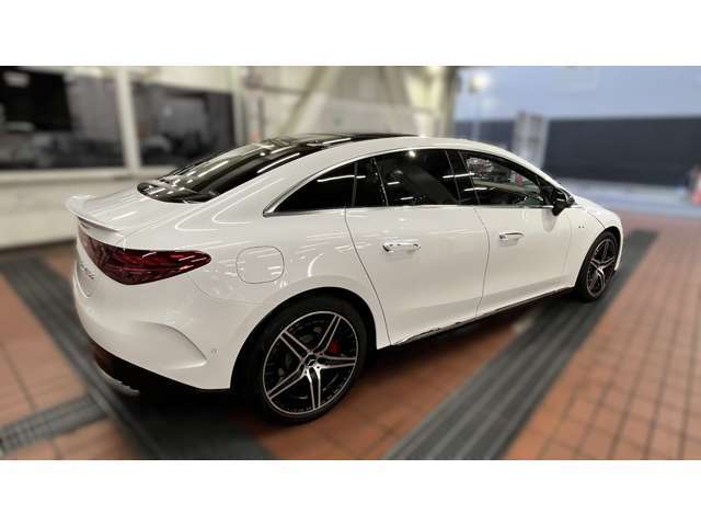 メルセデス・ベンツの定める厳しい基準をクリアしたお車のみをご案内させて頂きます。納車前整備はメーカー規定に基づき100項目にも及ぶ点検を熟練のメカニックによって行いご納車させて頂きます。