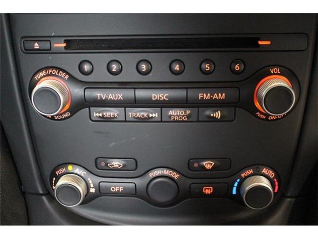 オートエアコン搭載車です。室内の空調管理も温度を設定するだけなのでとても便利な装備です。