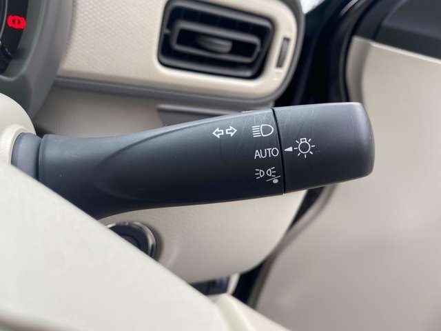 日常に便利な機能のスイッチがいろいろ！　各機能のスイッチが運転席付近に集約！　　（^^♪