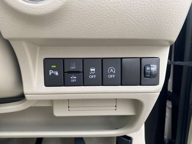日常に便利な機能のスイッチがいろいろ！　各機能のスイッチが運転席付近に集約！　　（^^♪