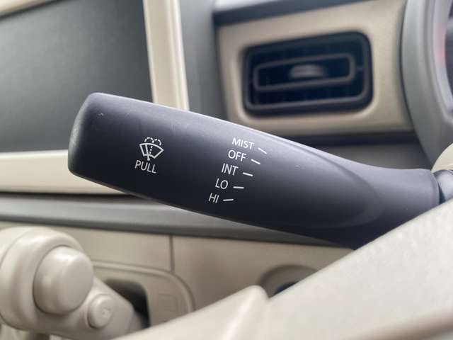 日常に便利な機能のスイッチがいろいろ！　各機能のスイッチが運転席付近に集約！　　（^^♪