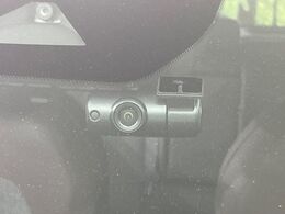 【ドライブレコーダー】安心・安全なカーライフに必須のドライブレコーダーを装備！走行中はもちろん、あおり運転や事故に遭遇した際の状況も映像で記録し、万一のリスクに備えます。